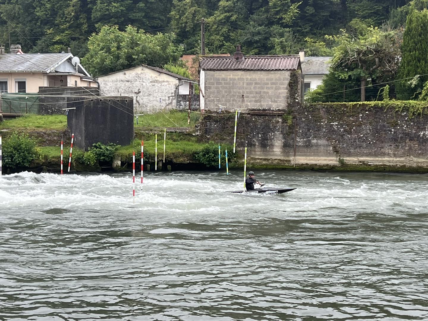 Kayakiste en pleine compétition slalom