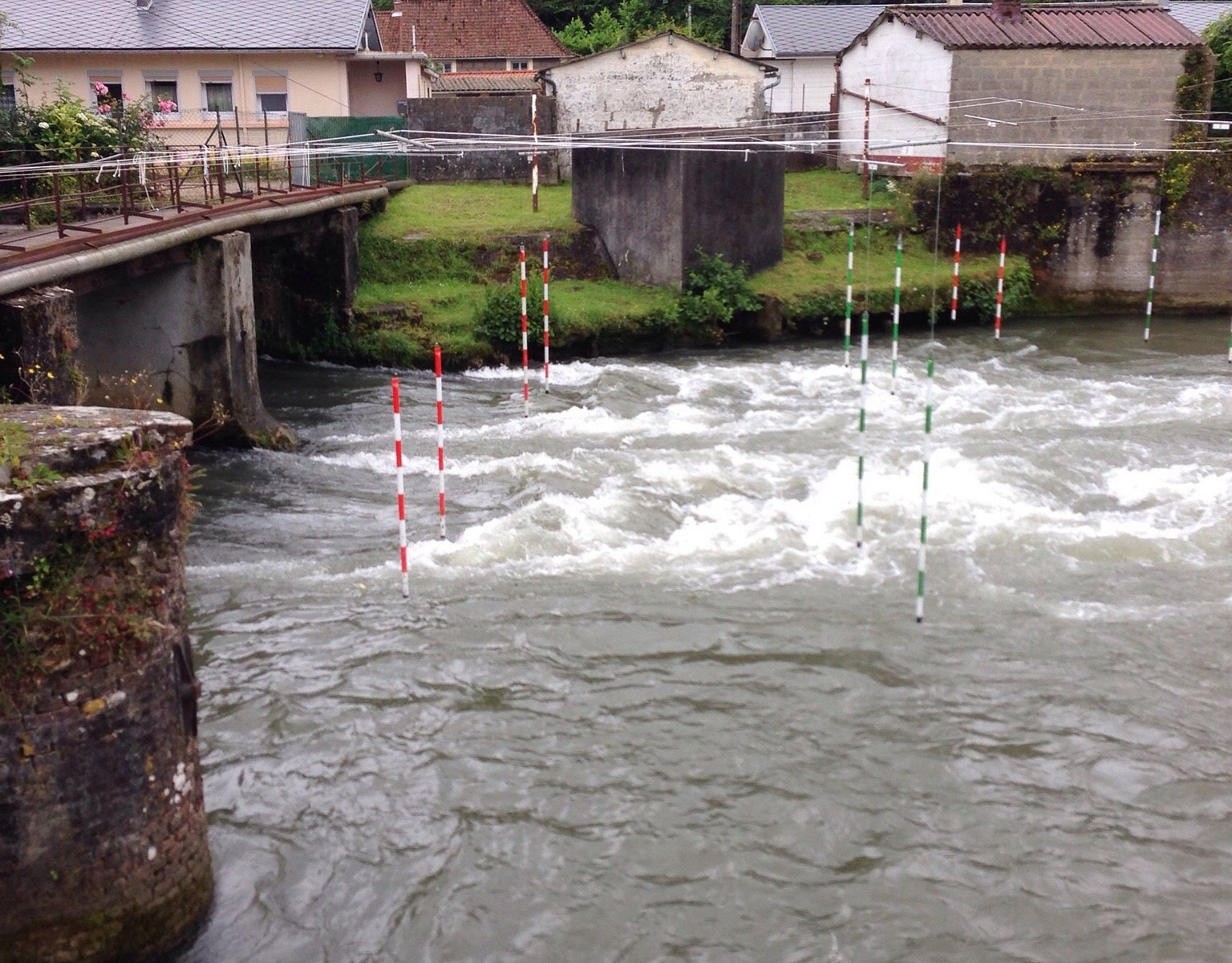 Le bassin de slalom avec les portes